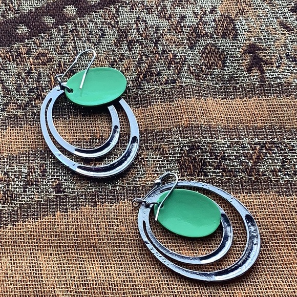 Pierced earrings green center with silver ovals dangle style wires - Picture 3 of 3